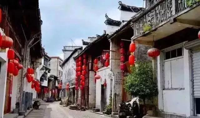 女生胳膊上肉比较多，穿什么样的上衣比较合适？